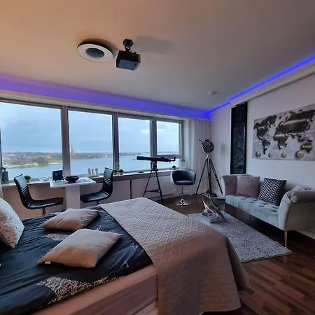 Traumblick! Mitten Im Wasser, Den Wolken Ganz Nah!