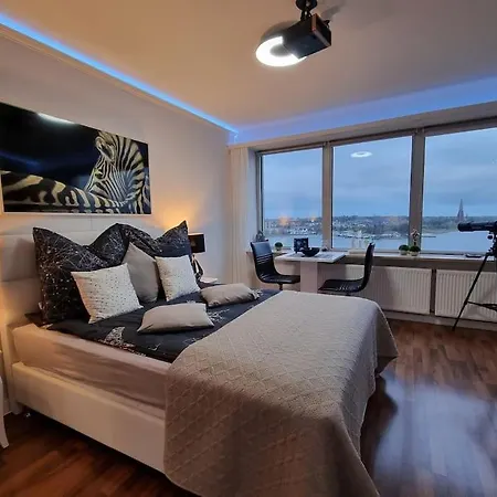 Traumblick! Mitten Im Wasser, Den Wolken Ganz Nah! Apartment